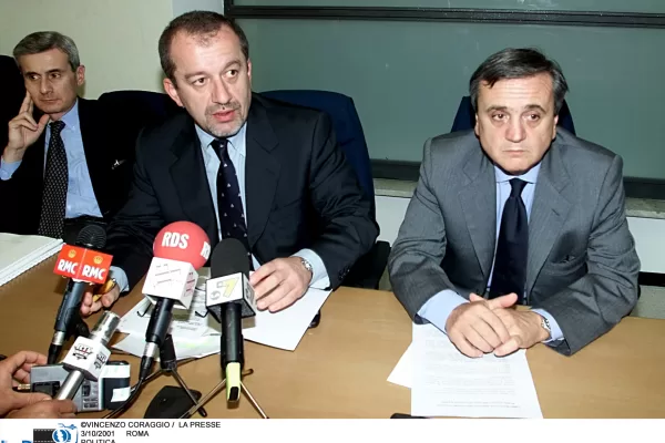 ©VINCENZO CORAGGIO /  LA PRESSE
3/10/2001     ROMA
POLITICA – ARCHIVIO
MINISTERO DEL LAVORO: PRESENTAZONE RAPPORTO INPS.
NELLA FOTO IL MINISTRO DEL WELFARE ROBERTO MARONI CON IL SOTTOSEGRETARIO AL LAVORO MAURIZIO SACCONI, ALLE LORO SPALLE MARCO BIAGI