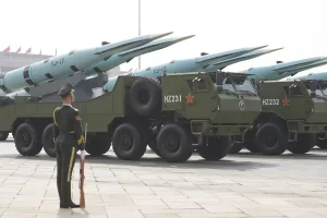 A YJ-17 anti-ship missile passes during a military parade to commemorate the 80th anniversary of Japan’s World War II surrender held in front of Tiananmen Gate in Beijing, Wednesday, Sept. 3, 2025. (AP Photo/Andy Wong)

Associated Press/LaPresse
