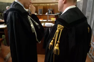 AVVOCATO AVVOCATI
 PUBBLICO MINISTERO
 TOGA
 TOGHE
 AULA TRIBUNALE 
LA LEGGE E UGUALE PER TUTTI