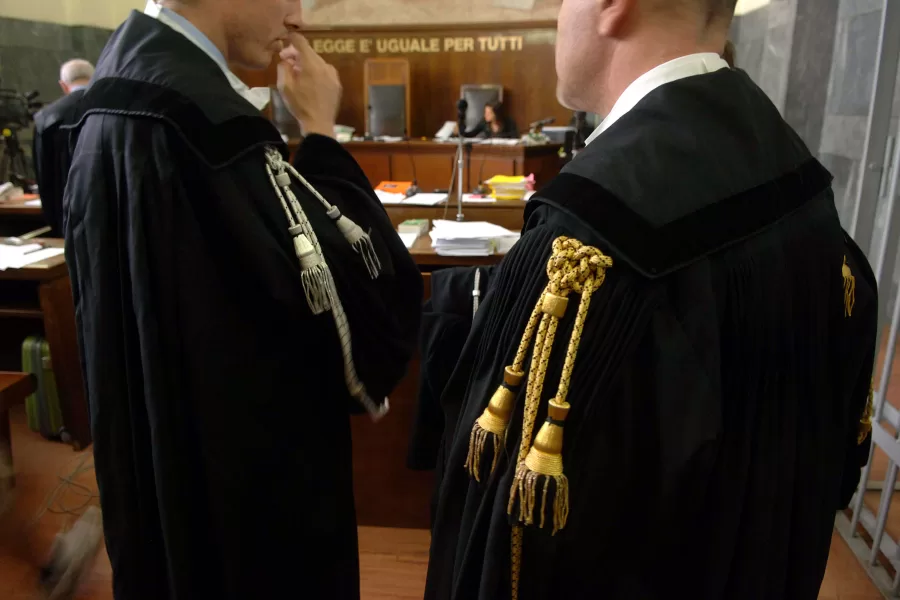 AVVOCATO AVVOCATI
 PUBBLICO MINISTERO
 TOGA
 TOGHE
 AULA TRIBUNALE 
LA LEGGE E UGUALE PER TUTTI