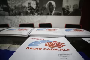 Radio radicale, i microfoni nelle aule di tribunale e il pericolo che si spengano: perché il Parlamento deve impedirlo