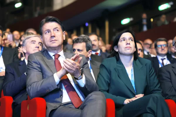 Elly Schlein e Giuseppe Conte assistono all’ Assemblea Naionale della CNA — Roma—Italia —Giovedì 04 Dicembre 2025 – Politica – (foto di Cecilia Fabiano/ LaPresse)
Elly Schlein e Giuseppe Conte at CNA National Assembly — Rome—Italy —Thursday December 4, 2025 – Politics – (photo by Cecilia Fabiano/LaPresse) Elly Schlein e Giuseppe Conte assistono all’ Assemblea Naionale della CNA — Roma—Italia —Giovedì 04 Dicembre 2025 – Politica – (foto di Cecilia Fabiano/ LaPresse)
Elly Schlein e Giuseppe Conte at CNA National Assembly — Rome—Italy —Thursday December 4, 2025 – Politics – (photo by Cecilia Fabiano/LaPresse)