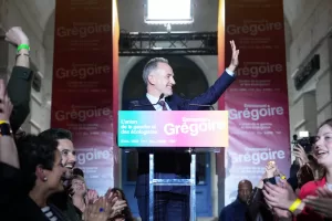 French socialist candidate for Paris mayoral election, Emmanuel Gregoire, center, celebrates after he won the second round of France’s municipal elections in Paris, France, Sunday, March 22, 2026. (AP Photo/Thibault Camus)





Associate Press/ LaPresse
Only Italy and Spain