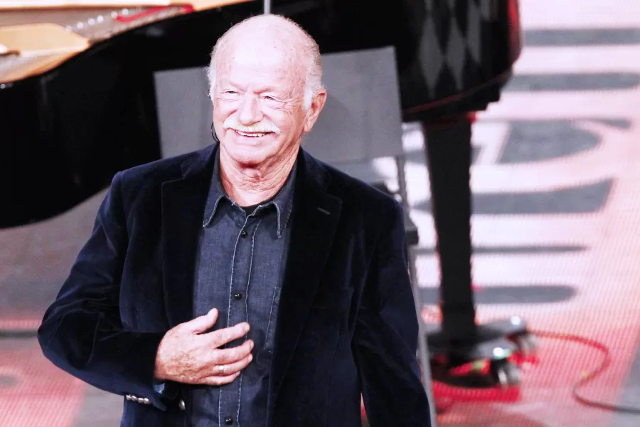 Foto Davide Spada/LaPresse
21-02-2014 Sanremo IM – Italia
spettacolo
Teatro Ariston
64esimo Festival della canzone italiana – Quarta serata
nella foto: Gino Paoli

Photo Davide Spada/LaPresse
02-21-2014 Sanremo – Italy
entertainment
Ariston Theatre
64th Sanremo Italian song festival – 4th evening
In the photo: Gino Paoli