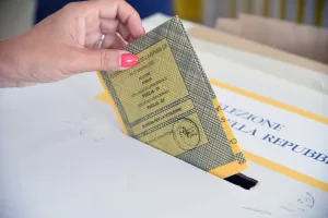 ELEZIONI POLITICHE 2022 SEGGIO ELETTORALE
SEGGI ELETTORALI VOTO VOTAZIONI VOTAZIONE
SCHEDA SCHEDE
URNA URNE