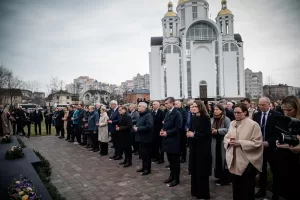 In this photo provided by the Ukrainian Foreign Ministry Press Office, High Representative of the European Union for Foreign Affairs and Security Policy Kaja Kallas, center left, Ukraine’s Foreign Minister Andrii Sybiha, center right, and EU foreign ministers attend a commemorating ceremony in Bucha, Ukraine, Tuesday, March 31, 2026. (Ukrainian Foreign Ministry Press Office via AP)
Associate Press/ LaPresse
Only Italy and Spain In this photo provided by the Ukrainian Foreign Ministry Press Office, High Representative of the European Union for Foreign Affairs and Security Policy Kaja Kallas, center left, Ukraine’s Foreign Minister Andrii Sybiha, center right, and EU foreign ministers attend a commemorating ceremony in Bucha, Ukraine, Tuesday, March 31, 2026. (Ukrainian Foreign Ministry Press Office via AP)
Associate Press/ LaPresse
Only Italy and Spain