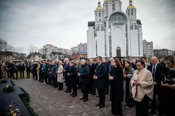 In this photo provided by the Ukrainian Foreign Ministry Press Office, High Representative of the European Union for Foreign Affairs and Security Policy Kaja Kallas, center left, Ukraine’s Foreign Minister Andrii Sybiha, center right, and EU foreign ministers attend a commemorating ceremony in Bucha, Ukraine, Tuesday, March 31, 2026. (Ukrainian Foreign Ministry Press Office via AP)
Associate Press/ LaPresse
Only Italy and Spain In this photo provided by the Ukrainian Foreign Ministry Press Office, High Representative of the European Union for Foreign Affairs and Security Policy Kaja Kallas, center left, Ukraine’s Foreign Minister Andrii Sybiha, center right, and EU foreign ministers attend a commemorating ceremony in Bucha, Ukraine, Tuesday, March 31, 2026. (Ukrainian Foreign Ministry Press Office via AP)
Associate Press/ LaPresse
Only Italy and Spain