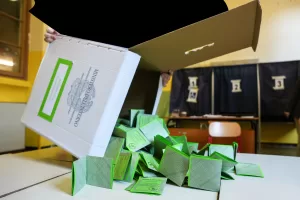 Operazioni di spoglio per il referendum sulla riforma della giustizia al seggio elettorale di via Mantegna,   Milano (Italy) March 23, 2026 (Photo Claudio Furlan/LaPresse)

Votes are being counted for the referendum on judicial reform at the polling station in Via Mantegna, Milan (Italy), 23 March 2026 (Photo: Claudio Furlan/LaPresse)