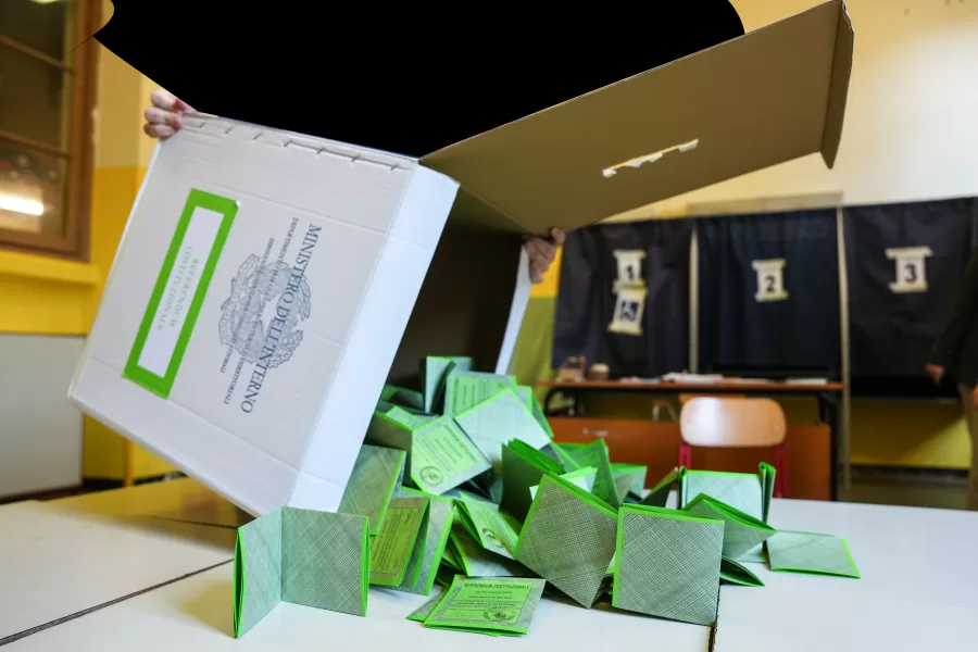 Operazioni di spoglio per il referendum sulla riforma della giustizia al seggio elettorale di via Mantegna,   Milano (Italy) March 23, 2026 (Photo Claudio Furlan/LaPresse)

Votes are being counted for the referendum on judicial reform at the polling station in Via Mantegna, Milan (Italy), 23 March 2026 (Photo: Claudio Furlan/LaPresse)