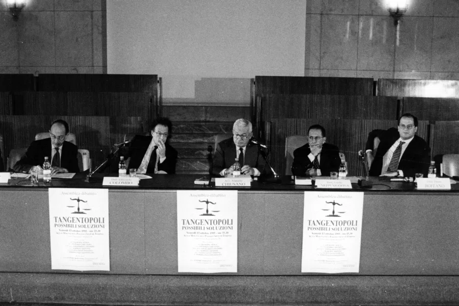 anni ’90
archivio storico
Mani pulite (comunemente nota anche come tangentopoli) è il nome giornalistico dato ad una serie d’inchieste giudiziarie, condotte in Italia nella prima metà degli anni novanta da parte di varie procure giudiziarie, che rivelarono un sistema fraudolento ovvero corrotto che coinvolgeva in maniera collusa la politica e l’imprenditoria italiana.
nella foto: convegno su Tangentopoli. Da destra Boffano, Modona, Chiusano, Colombo e Ayala

Busta n° 6241