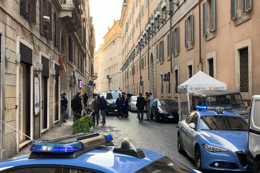 Allarme bomba a Palazzo Chigi, nella sede di Fratelli d’Italia e a Palazzo Grazioli: valigia sospetta e telefonate anonime