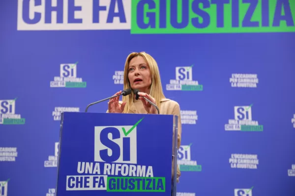 Meloni a Milano per il Sì: “Nessuno vuole liberarsi dei magistrati, ma hanno un potere enorme. Sbagliano e fanno carriera”
