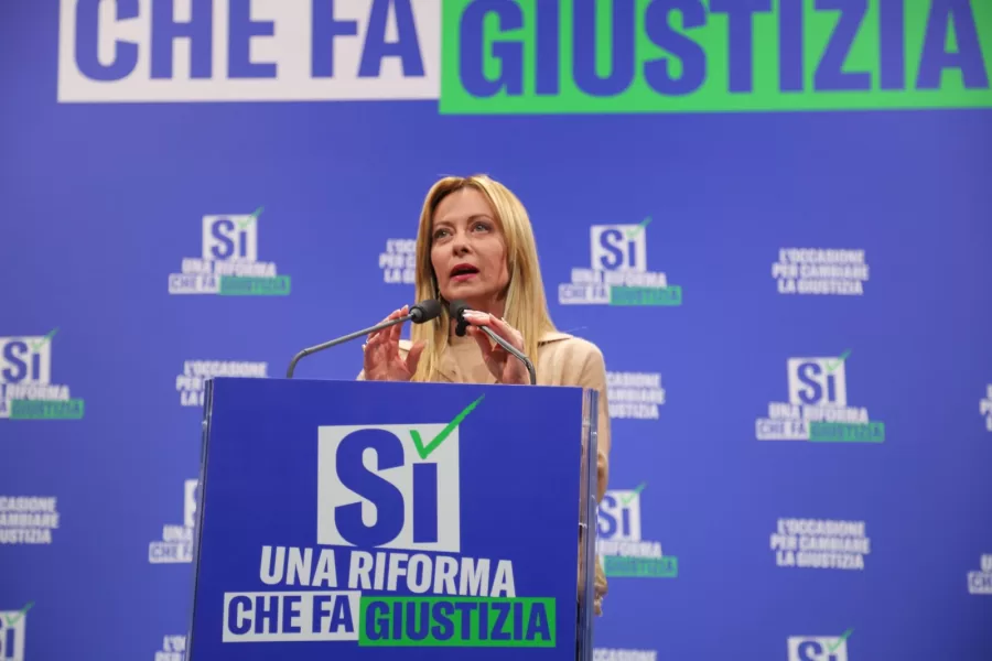 Meloni a Milano per il Sì: “Nessuno vuole liberarsi dei magistrati, ma hanno un potere enorme. Sbagliano e fanno carriera”