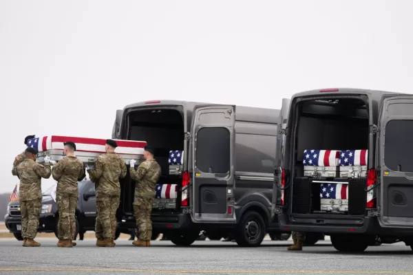 An Army carry team moves a flag-draped transfer case with the remains of Sgt. Declan Coady, 20, of West Des Moines, Iowa, who was killed in a drone strike at a command center in Kuwait after the U.S. and Israel launched its military campaign against Iran, past President Donald Trump and first lady Melania Trump during a casualty return, Saturday, March 7, 2026, at Dover Air Force Base, Del. (AP Photo/Mark Schiefelbein)





Associate Press/ LaPresse
Only Italy and Spain