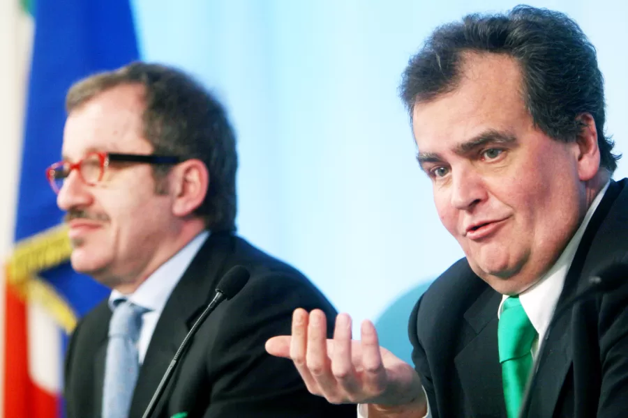 © Marco Merlini / LaPresse
13-03-2007  Roma
Politica
Palazzo Chigi – conferenza stampa della Lega al termine dell’incontro con il Presidente del Consiglio Prodi e il Ministro per le Riforme Chiti in merito alla Legge elettorale
Nella foto  Roberto Maroni e Roberto Calderoli