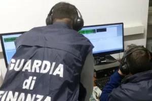 Tre giorni dopo il referendum torna il tintinnar di manette, i magistrati del No hanno messo via le bottiglie e sono tornati a lavoro Tre giorni dopo il referendum torna il tintinnar di manette, i magistrati del No hanno messo via le bottiglie e sono tornati a lavoro