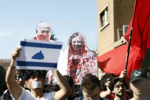 Gli studenti dei comitati per la Palestina manifestano alla Sapienza contro la riunione del senato accademico a cui partecipa la Fondazione Elisabeth de Rothschild – Cronaca- Roma, Italia – Martedì , 16 Aprile 2024 (foto Cecilia Fabiano / LaPresse) The students of the committees for Palestine demonstrate at Sapienza against the meeting of the academic senate in with the Elisabeth de Rothschild Foundation — news – Rome, Italy – Tuesday , April 16, 2024 (photo Cecilia Fabiano / LaPresse) Gli studenti dei comitati per la Palestina manifestano alla Sapienza contro la riunione del senato accademico a cui partecipa la Fondazione Elisabeth de Rothschild – Cronaca- Roma, Italia – Martedì , 16 Aprile 2024 (foto Cecilia Fabiano / LaPresse) The students of the committees for Palestine demonstrate at Sapienza against the meeting of the academic senate in with the Elisabeth de Rothschild Foundation — news – Rome, Italy – Tuesday , April 16, 2024 (photo Cecilia Fabiano / LaPresse)