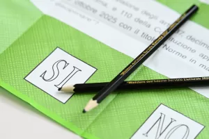 SEGGIO ELETTORALE REFERENDUM COSTITUZIONALE SCHEDA SI NO MATITA MATITE SEGGIO ELETTORALE REFERENDUM COSTITUZIONALE SCHEDA SI NO MATITA MATITE