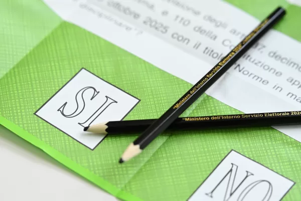 SEGGIO     ELETTORALE    REFERENDUM   COSTITUZIONALE   SCHEDA   SI  NO    MATITA  MATITE