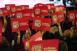 ANCHE CINEMA ELLY SCHLEIN A BARI PER NO AL REFERENDUM CARTELLO CARTELLI VOTA NO PER DIFENDERE LA COSTITUZIONE ANCHE CINEMA ELLY SCHLEIN A BARI PER NO AL REFERENDUM CARTELLO CARTELLI VOTA NO PER DIFENDERE LA COSTITUZIONE