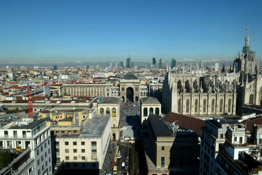 SKYLINE MILANO PANORAMICA CITTA’ ORIZZONTE MONTAGNE INNEVATE MADONNINA DUOMO GRATTACIELI PORTA VOLTA GARIBALDI