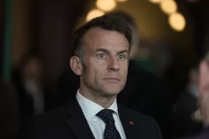 French president Emmanuel Macron, speaks with employees as he visits Disneyland Paris ahead of the inauguration of the new theme World of Frozen, in Marne-la-Vallee, east of Paris, Friday, March 27, 2026. (AP Photo/Thibault Camus, pool )





Associate Press/ LaPresse
Only Italy and Spain