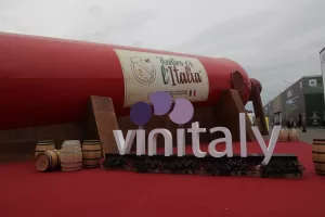 Vinitaly 2026, tra mercati globali e nuovi modelli d’impresa: il vino italiano accelera su internazionalizzazione, governance e territori Vinitaly 2026, tra mercati globali e nuovi modelli d’impresa: il vino italiano accelera su internazionalizzazione, governance e territori