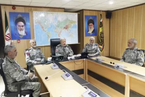 In this photo released on Monday, 23, 2025, by Iranian army press service, Iran’s army commander-in-chief Gen. Amir Hatami, center, accompanied by high ranked army commanders, speaks in a video call with top commanders of the army, in Zolfaghar central headquarters, Iran, as portraits of the late revolutionary founder Ayatollah Khomeini, left, and Supreme Leader Ayatollah Ali Khamenei hang on the wall. (Iranian Army Press Service via AP)

Associated Press/LaPresse