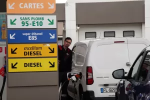 Caro carburante, perché paghiamo di più: errori europei e crisi del Golfo dietro i rincari