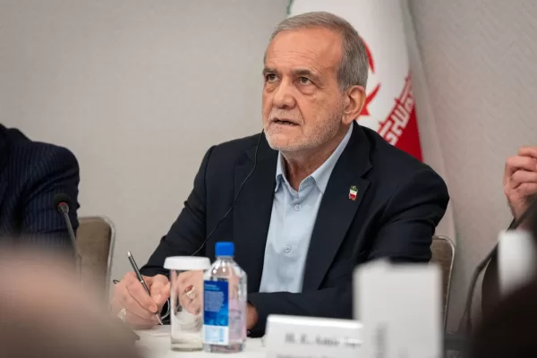 Masoud Pezeshkian, the President of Iran, takes questions from the media at a press briefing in New York, Friday, Sept. 26, 2025. (AP Photo/Angelina Katsanis)


Associated Press/LaPresse
