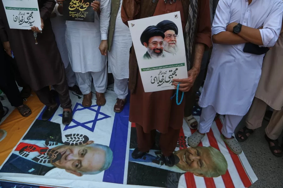 Shiite Muslims stand over the representation of U.S. and Israeli flags with pictures of President Donald Trump and Prime Minister Benjamin Netanyahu during an annual Al-Quds Day rally to show the importance of Jerusalem to Muslims and in solidarity with Palestinian and Iranian people, in Peshawar, Pakistan, Friday, March 13, 2026. (AP Photo/Muhammad Sajjad)





Associate Press/ LaPresse
Only Italy and Spain