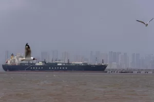 Crolla il prezzo del petrolio: il cessate il fuoco tra Stati Uniti e Iran fa scendere il barile sotto i 100 dollari