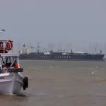 A tourist ferry sails past the Indian flagged LPG carrier Jag Vasant transporting liquefied petroleum gas, at the Mumbai Port in Mumbai, India, after it arrived clearing the Strait of Hormuz, Wednesday, April 1, 2026.(AP Photo/Rafiq Maqbool)





Associate Press/ LaPresse
Only Italy and Spain