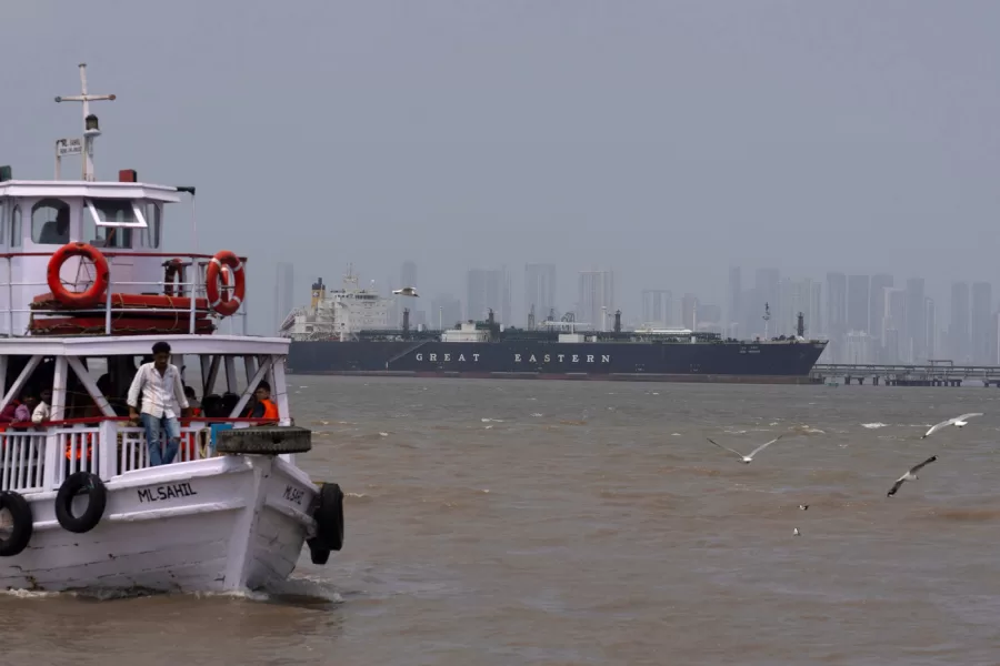A tourist ferry sails past the Indian flagged LPG carrier Jag Vasant transporting liquefied petroleum gas, at the Mumbai Port in Mumbai, India, after it arrived clearing the Strait of Hormuz, Wednesday, April 1, 2026.(AP Photo/Rafiq Maqbool)





Associate Press/ LaPresse
Only Italy and Spain