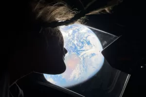 Artemis II ritorna verso la Terra, battuto il record di Apollo 13. I complimenti di Trump: “Vi aspetto nello Studio Ovale” Artemis II ritorna verso la Terra, battuto il record di Apollo 13. I complimenti di Trump: “Vi aspetto nello Studio Ovale”