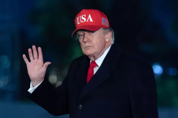 President Donald Trump waves to reporters as he walks on the South Lawn upon his arrival at the White House, Sunday, April 12, 2026, in Washington. (AP Photo/Jose Luis Magana)