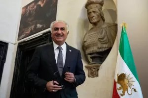 Iran’s Crown Prince Reza Pahlavi, the exiled son of Shah Reza Pahlavi, walks past a pre-revolution flag of Iran, as he meets journalists at the Center for American Studies in Rome, Thursday, April 16, 2026. (AP Photo/Gregorio Borgia)





Associate Press/ LaPresse
Only Italy and Spain