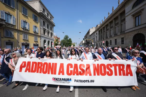 Manifestazione Senza paura – in Europa padroni a casa nostra, organizzata da movimenti sovranisti ,    Milano (Italy) April 18, 2026 (Photo Claudio Furlan/LaPresse)

Senza paura demonstration  We are masters in our own home in Europe, organised by sovereignist movements,    Milan (Italy), 18 April 2026 (Photo: Claudio Furlan/LaPresse)