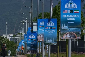 Workers walk past billboards near the Serena Hotel ahead of the second round of negotiations between the U.S. and Iran, in Islamabad, Pakistan, Monday, April 20, 2026. (AP Photo/Anjum Naveed)





Associate Press/ LaPresse
Only Italy and Spain