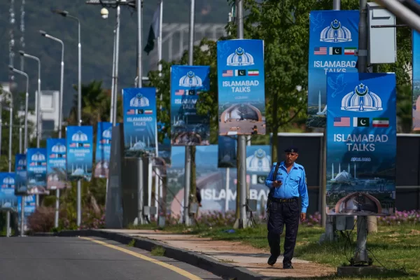 A police officer walks past billboards near the Serena Hotel ahead of the second round of negotiations between the U.S. and Iran, in Islamabad, Pakistan, Tuesday, April 21, 2026. (AP Photo/Anjum Naveed)
Associated Press / LaPresse
Only italy and spain A police officer walks past billboards near the Serena Hotel ahead of the second round of negotiations between the U.S. and Iran, in Islamabad, Pakistan, Tuesday, April 21, 2026. (AP Photo/Anjum Naveed)
Associated Press / LaPresse
Only italy and spain