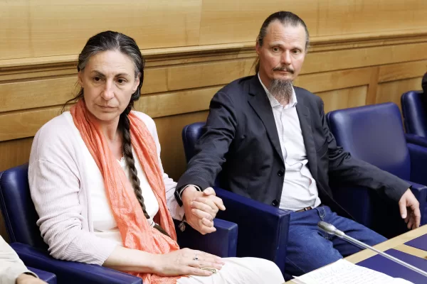 I coniugi Catherine Birmingham (sx) e Nathan Trevallion (dx) nella sala stampa della Camera dei deputati in occasione dellIncontro pubblico sull’allontanamento giudiziale dei minori dai nuclei familiari organizzato dalla presidente della commissione Infanzia Michela Vittoria Brambilla, Roma, Mercoledì 22 Aprile 2026 (Foto Roberto Monaldo / LaPresse) 

Catherine Birmingham (left), Nathan Trevallion (right)(center) in the press room of the Chamber of deputies during the public meeting on the judicial removal of minors from family units organized by president of the Childhood Commission Maria Vittoria Brambilla, Rome, Wednesday, April 22, 2026 (Photo by Roberto Monaldo / LaPresse)