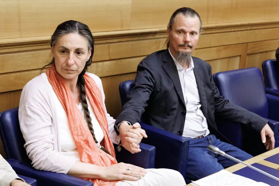 I coniugi Catherine Birmingham (sx) e Nathan Trevallion (dx) nella sala stampa della Camera dei deputati in occasione dellIncontro pubblico sull’allontanamento giudiziale dei minori dai nuclei familiari organizzato dalla presidente della commissione Infanzia Michela Vittoria Brambilla, Roma, Mercoledì 22 Aprile 2026 (Foto Roberto Monaldo / LaPresse) 

Catherine Birmingham (left), Nathan Trevallion (right)(center) in the press room of the Chamber of deputies during the public meeting on the judicial removal of minors from family units organized by president of the Childhood Commission Maria Vittoria Brambilla, Rome, Wednesday, April 22, 2026 (Photo by Roberto Monaldo / LaPresse)