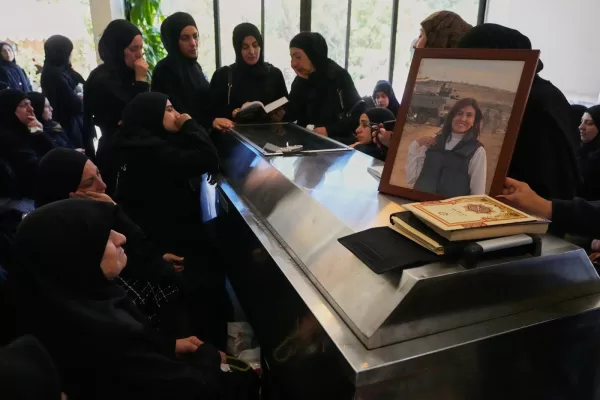 Mourners gather around the coffin of Lebanese journalist Amal Khalil who was killed on Wednesday in an Israeli airstrike, ahead of her funeral procession in the village of Baysariyeh, southern Lebanon, Thursday, April 23, 2026. (AP Photo/Mohammed Zaatari)
Associate Press/ LaPresse
Only Italy and Spain
Associate Press/ LaPresse
Only Italy and Spain Mourners gather around the coffin of Lebanese journalist Amal Khalil who was killed on Wednesday in an Israeli airstrike, ahead of her funeral procession in the village of Baysariyeh, southern Lebanon, Thursday, April 23, 2026. (AP Photo/Mohammed Zaatari)
Associate Press/ LaPresse
Only Italy and Spain
Associate Press/ LaPresse
Only Italy and Spain
