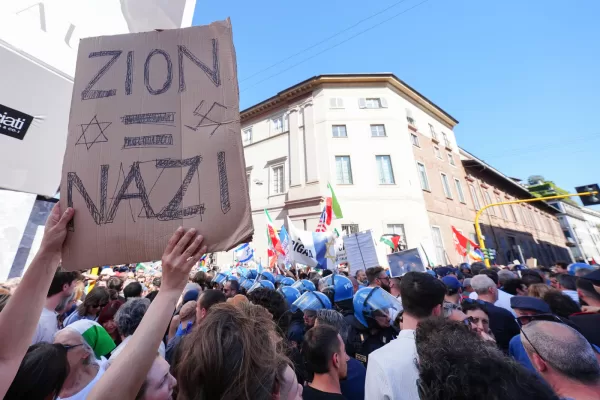 Manifestazione nazionale del 25 Aprile, tensione al passaggio della Brigata Ebraica ,   Milano (Italy) April 25, 2026 (Photo Claudio Furlan/LaPresse)

National commemoration on 25 April: tension as the Jewish Brigade marches past, Milan (Italy), 25 April 2026 (Photo: Claudio Furlan/LaPresse)
