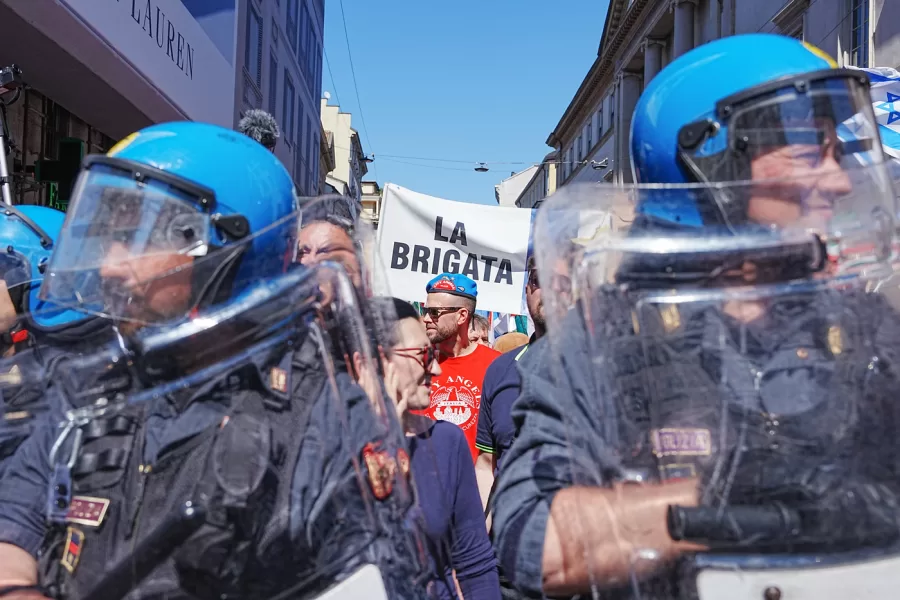 Manifestazione nazionale del 25 Aprile, tensione al passaggio della Brigata Ebraica ,   Milano (Italy) April 25, 2026 (Photo Claudio Furlan/LaPresse)

National commemoration on 25 April: tension as the Jewish Brigade marches past, Milan (Italy), 25 April 2026 (Photo: Claudio Furlan/LaPresse)