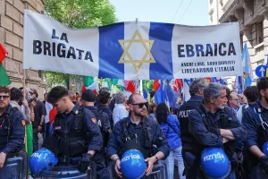 Manifestazione nazionale del 25 Aprile, tensione al passaggio della Brigata Ebraica ,   Milano (Italy) April 25, 2026 (Photo Claudio Furlan/LaPresse)

National commemoration on 25 April: tension as the Jewish Brigade marches past, Milan (Italy), 25 April 2026 (Photo: Claudio Furlan/LaPresse)