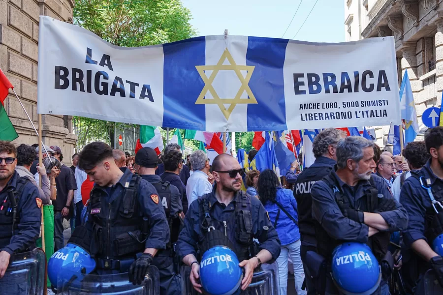 Manifestazione nazionale del 25 Aprile, tensione al passaggio della Brigata Ebraica ,   Milano (Italy) April 25, 2026 (Photo Claudio Furlan/LaPresse)

National commemoration on 25 April: tension as the Jewish Brigade marches past, Milan (Italy), 25 April 2026 (Photo: Claudio Furlan/LaPresse)
