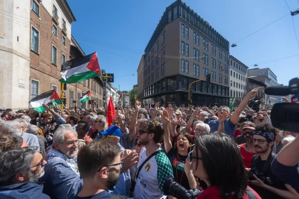 Contestazione Manifestanti Pro Pal al passaggio della Brigata Ebraica. Manifestazione del 25 aprile nel giorno della Liberazione – Milano, Italia – Sabato, 25 aprile 2026 (foto Stefano Porta / LaPresse)
Demonstration on April 25th on Liberation Day – Milan, Italy – Saturday, April 25, 2026 (foto Stefano Porta / LaPresse) Contestazione Manifestanti Pro Pal al passaggio della Brigata Ebraica. Manifestazione del 25 aprile nel giorno della Liberazione – Milano, Italia – Sabato, 25 aprile 2026 (foto Stefano Porta / LaPresse)
Demonstration on April 25th on Liberation Day – Milan, Italy – Saturday, April 25, 2026 (foto Stefano Porta / LaPresse)