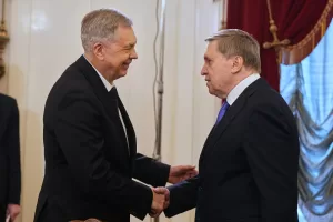 Adm. Igor Kostyukov, chief of the Russian military intelligence, left, and Kremlin foreign policy adviser Yuri Ushakov greet each other as they arrive to attend the meeting of Russian President Vladimir Putin and Iranian Foreign Minister Abbas Araghchi at the Boris Yeltsin Presidential Library, in St. Petersburg, Russia, Monday, April 27, 2026. (AP Photo/Dmitri Lovetsky, Pool)





Associate Press/ LaPresse
Only Italy and Spain