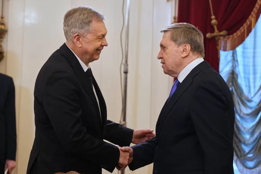 Adm. Igor Kostyukov, chief of the Russian military intelligence, left, and Kremlin foreign policy adviser Yuri Ushakov greet each other as they arrive to attend the meeting of Russian President Vladimir Putin and Iranian Foreign Minister Abbas Araghchi at the Boris Yeltsin Presidential Library, in St. Petersburg, Russia, Monday, April 27, 2026. (AP Photo/Dmitri Lovetsky, Pool)





Associate Press/ LaPresse
Only Italy and Spain